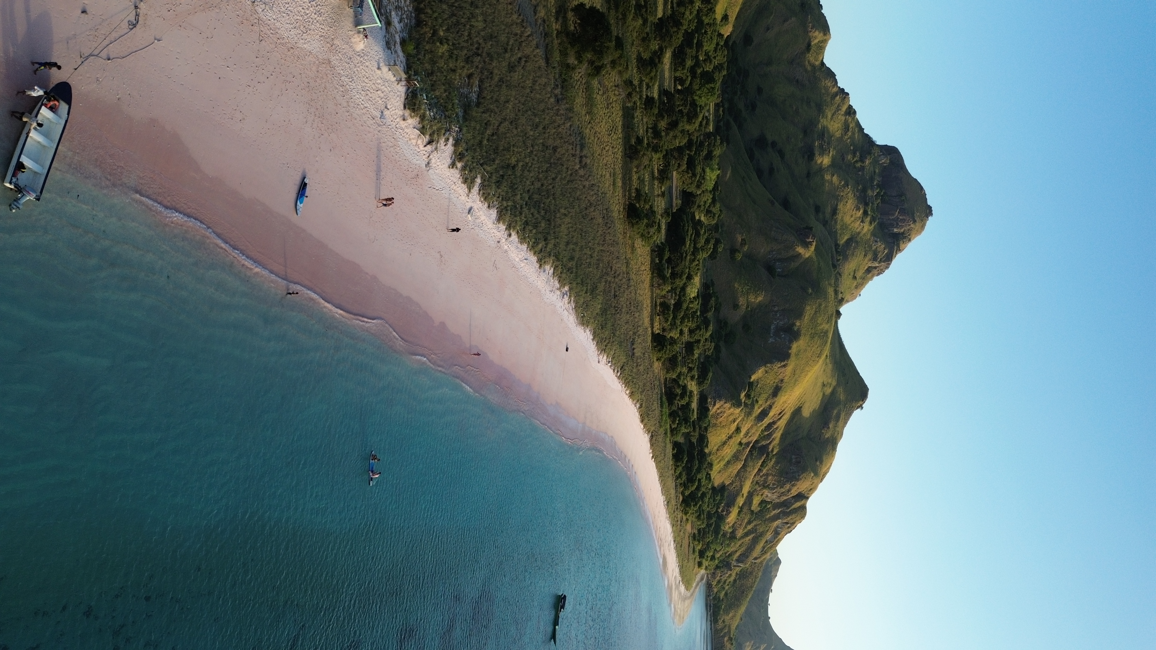 Pantai Pink Padar