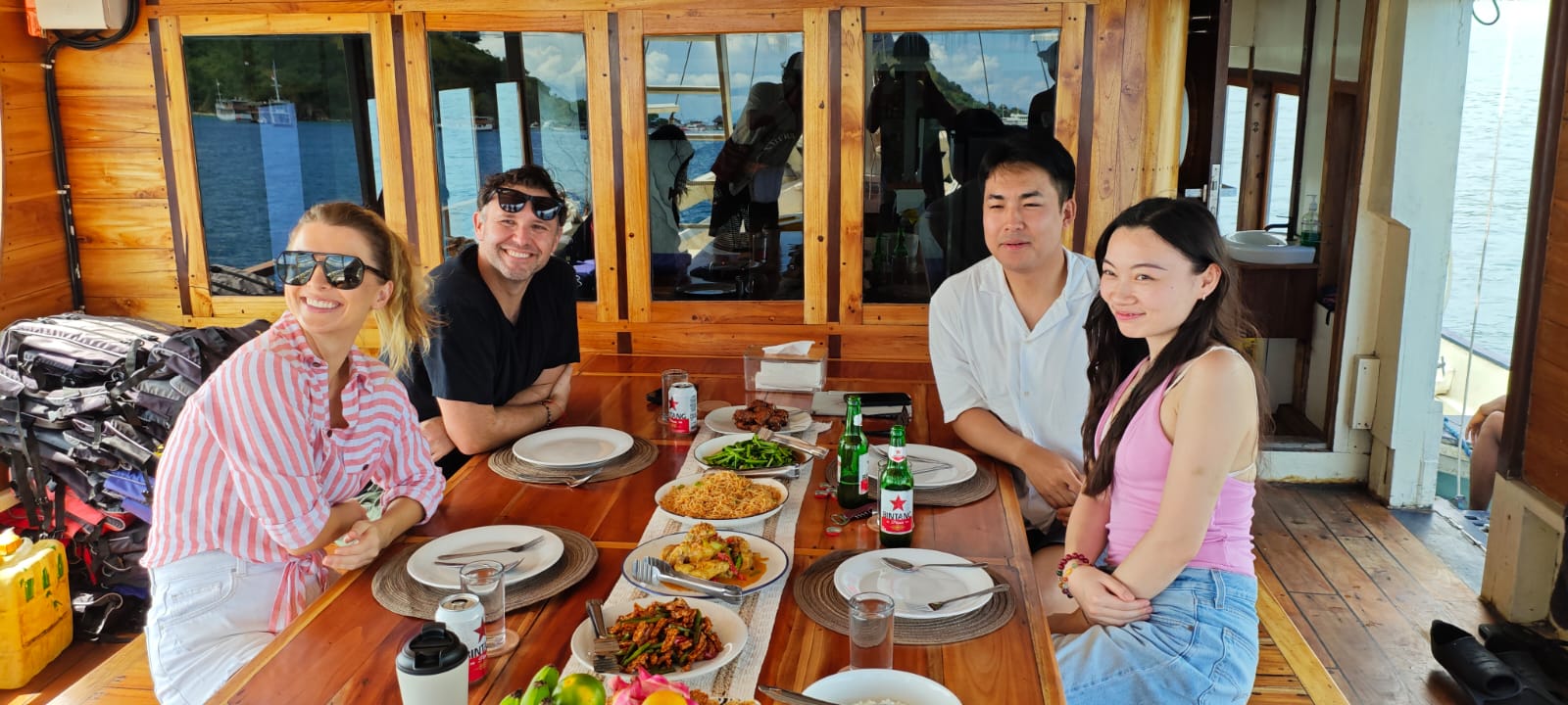 Makan Siang Di Kapal